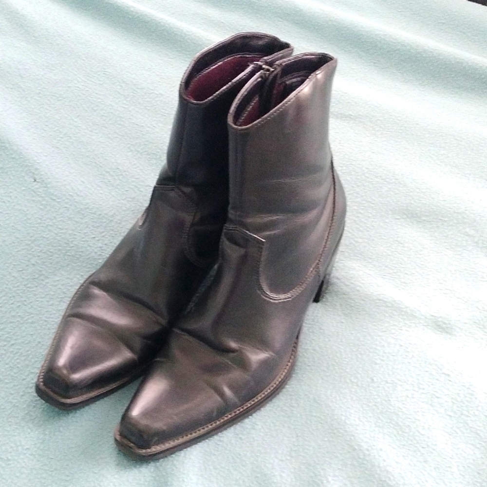 Pair of black boots by Predictions, size 8 1/2